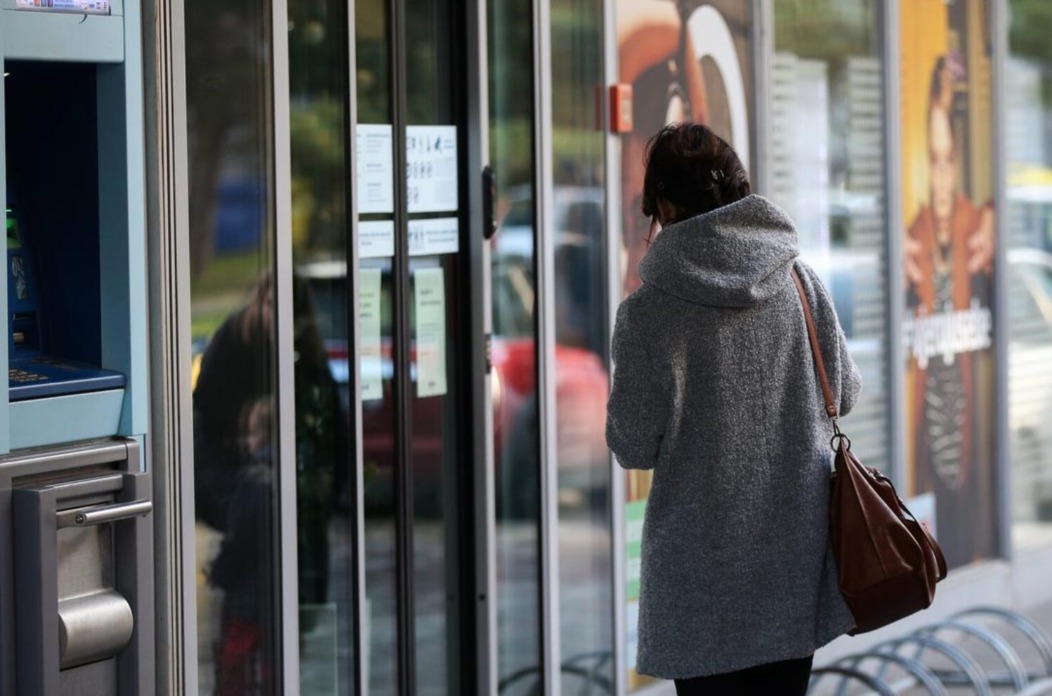 Zagreb: Gužve ispred banaka zbog konverzije kune u euro