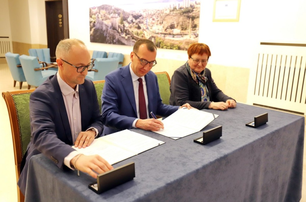Potpis-ugovora-o-financiranju-projekata-i-programa-u-zdravstvenoj-zastiti-i-socijalnoj-skrbi-4-1200×800