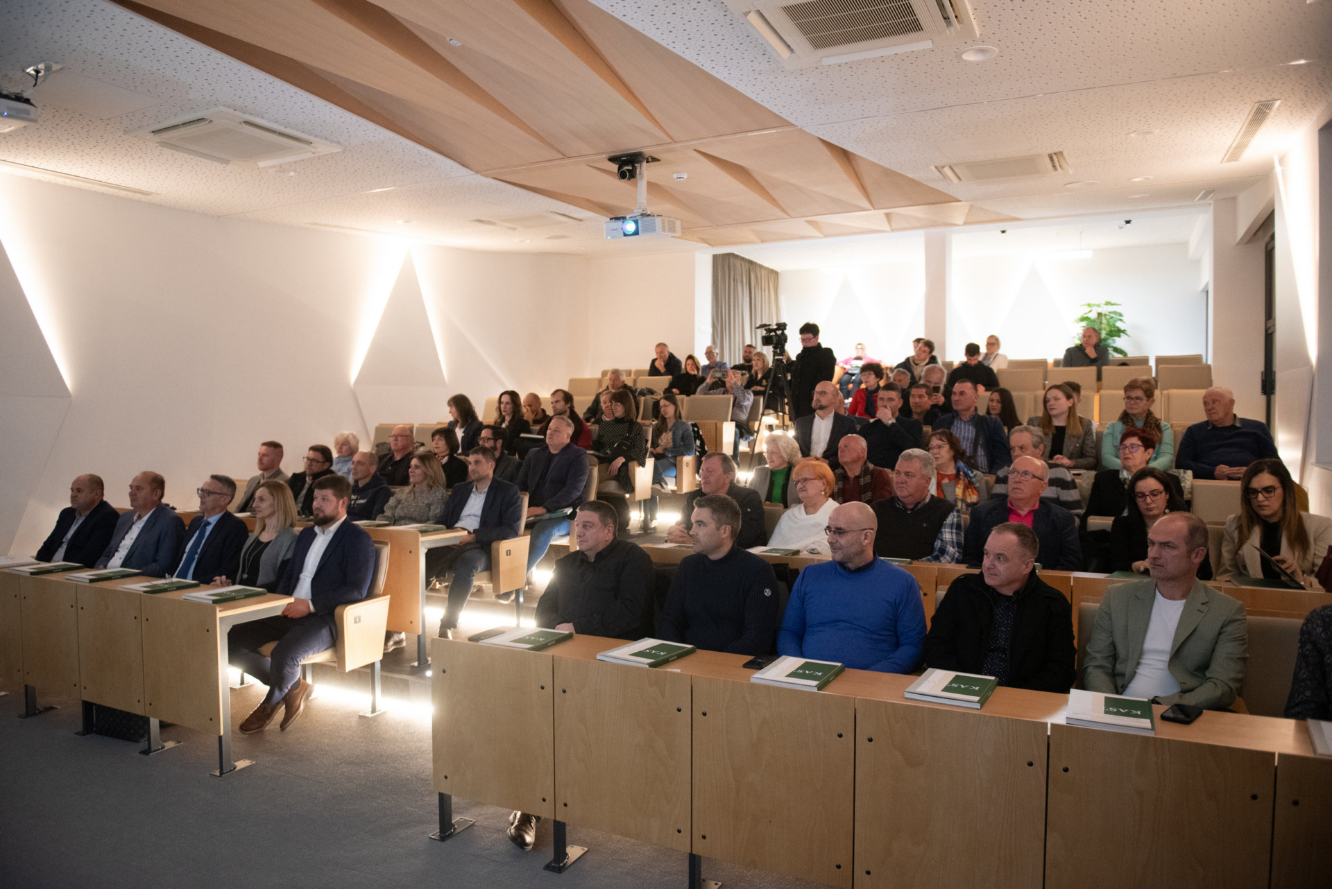 Emotivna-promocija-monografije-u-novoj-vijecnici Emotivna-promocija-monografije-u-novoj-vijecnici