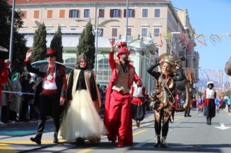 Rijeka: Povorka makara na Rije?kom karnevalu Rijeka: Povorka makara na Rije?kom karnevalu