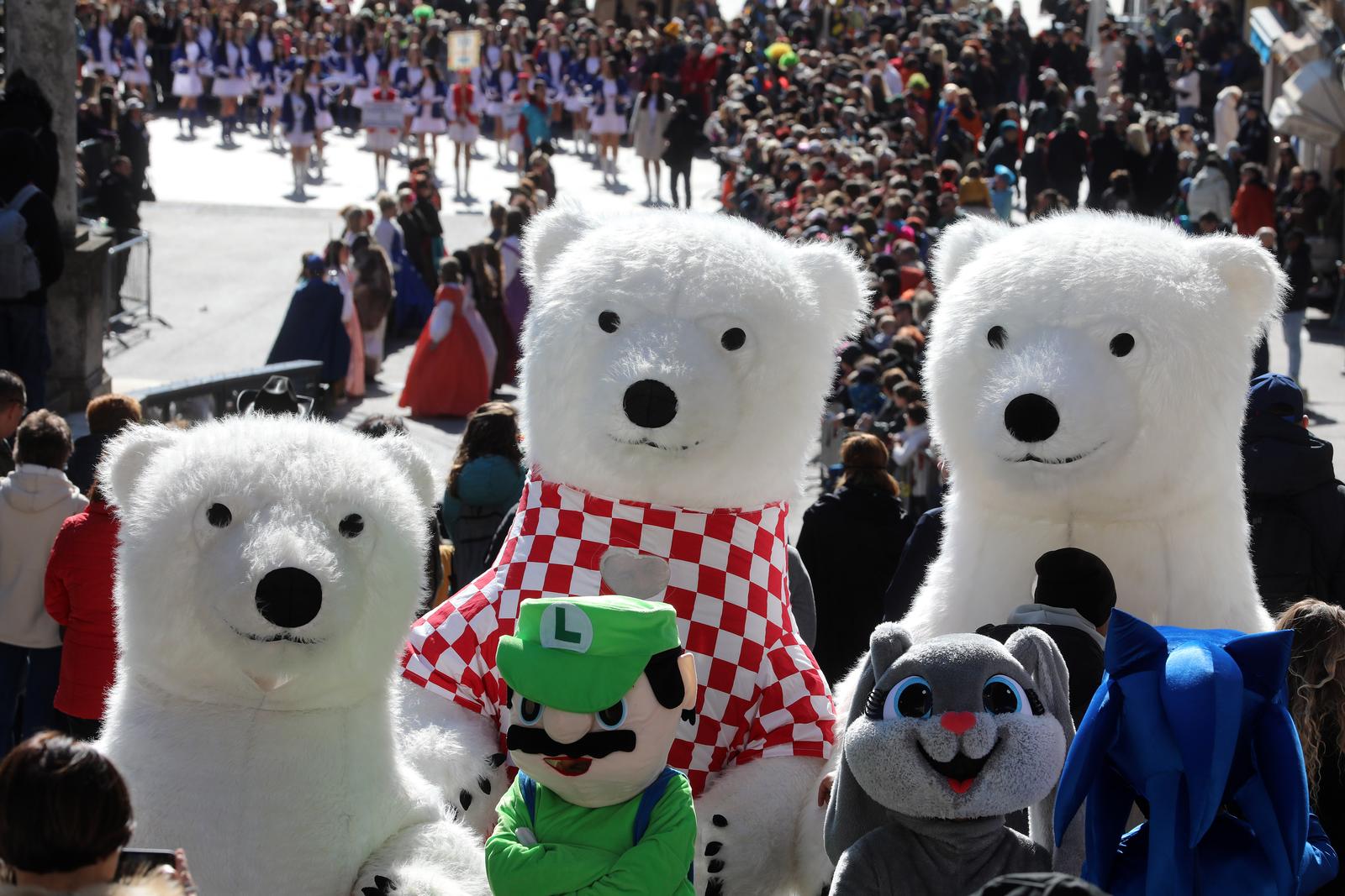 Rijeka: Povorka makara na Rije?kom karnevalu Rijeka: Povorka makara na Rije?kom karnevalu