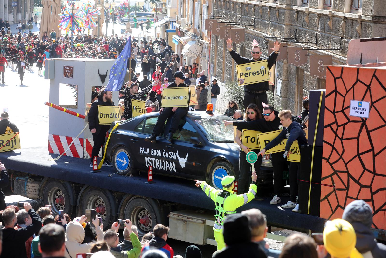Rijeka: Povorka makara na Rije?kom karnevalu Rijeka: Povorka makara na Rije?kom karnevalu