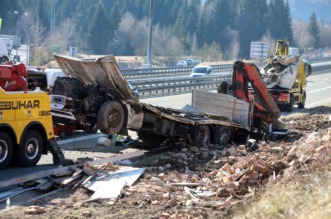 Ravna gora: Prevrnuti šleper na A6 kod odmorišta Kupjak
