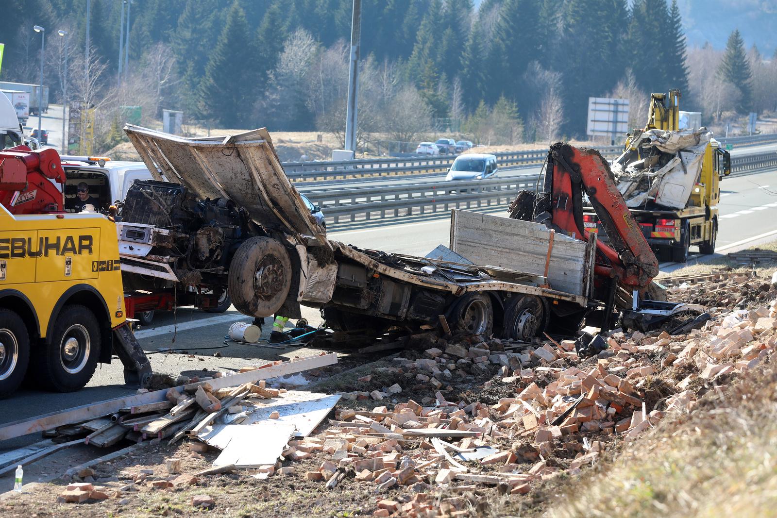 Ravna gora: Prevrnuti šleper na A6 kod odmorišta Kupjak