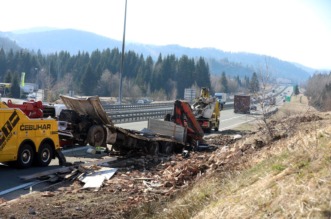 Ravna gora: Prevrnuti šleper na A6 kod odmorišta Kupjak