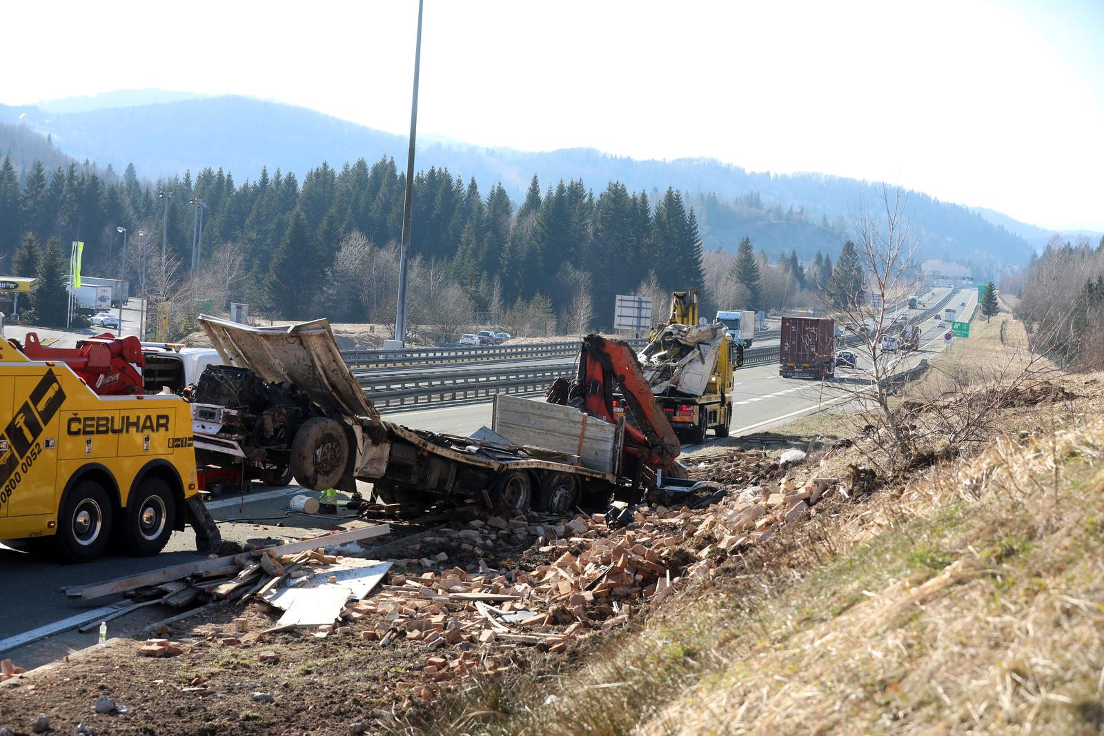 Ravna gora: Prevrnuti šleper na A6 kod odmorišta Kupjak