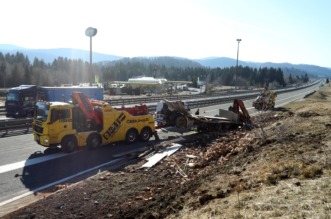 Ravna gora: Prevrnuti šleper na A6 kod odmorišta Kupjak