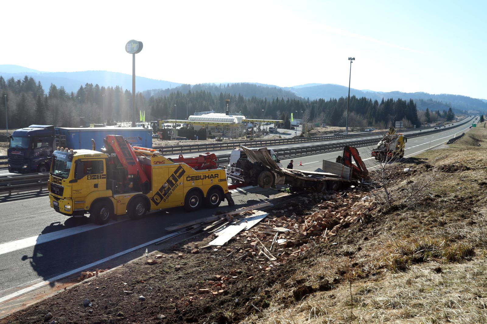 Ravna gora: Prevrnuti šleper na A6 kod odmorišta Kupjak