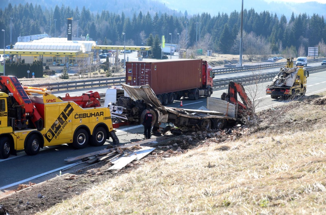 Ravna gora: Prevrnuti šleper na A6 kod odmorišta Kupjak Ravna gora: Prevrnuti šleper na A6 kod odmorišta Kupjak