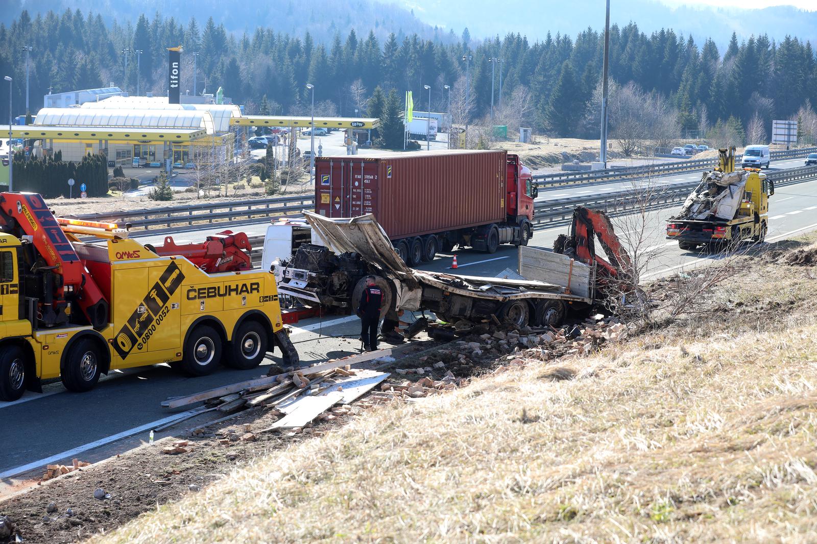 Ravna gora: Prevrnuti šleper na A6 kod odmorišta Kupjak