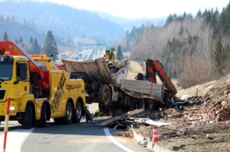 Ravna gora: Prevrnuti šleper na A6 kod odmorišta Kupjak