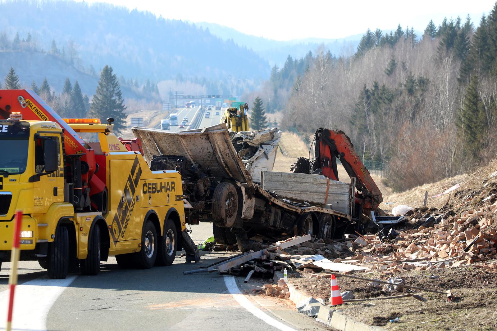 Ravna gora: Prevrnuti šleper na A6 kod odmorišta Kupjak
