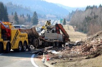 Ravna gora: Prevrnuti šleper na A6 kod odmorišta Kupjak