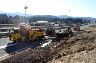 Ravna gora: Prevrnuti šleper na A6 kod odmorišta Kupjak