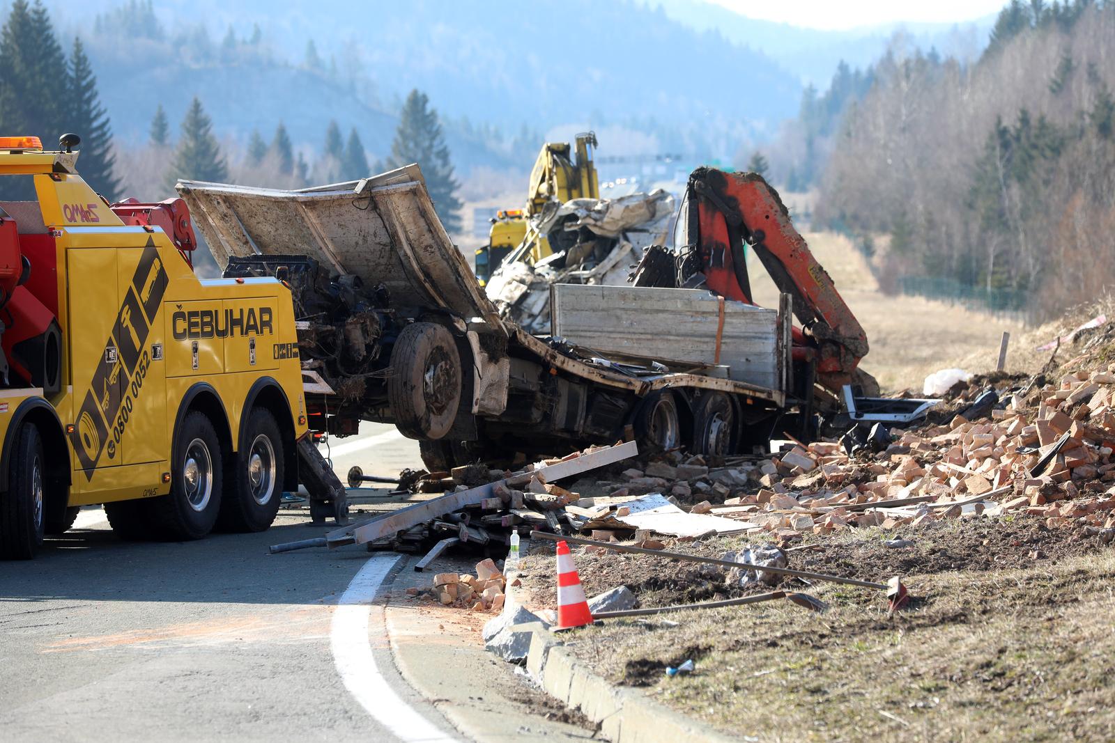 Ravna gora: Prevrnuti šleper na A6 kod odmorišta Kupjak
