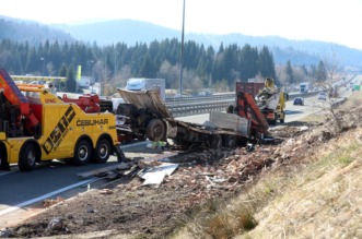 Ravna gora: Prevrnuti šleper na A6 kod odmorišta Kupjak