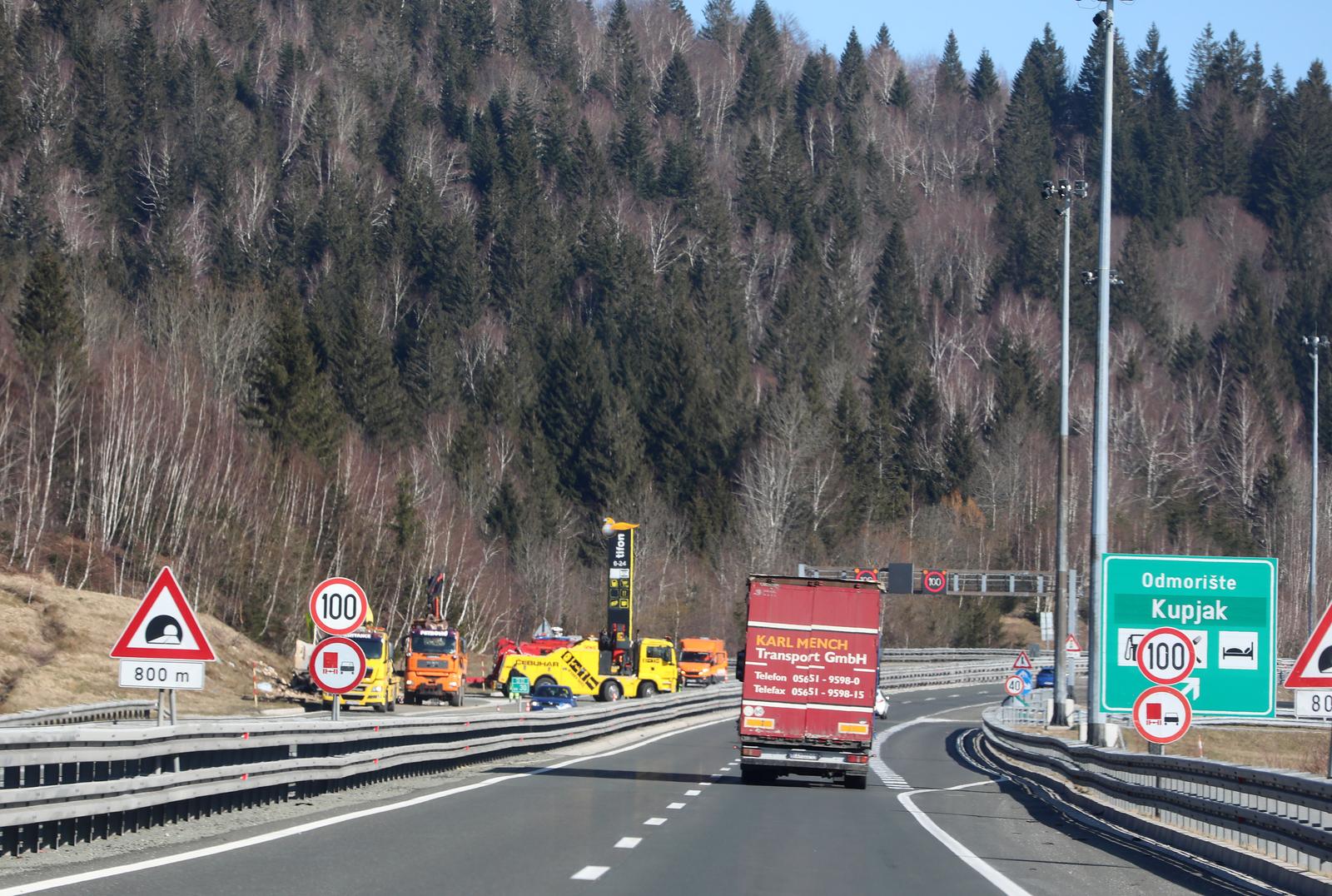 Ravna gora: Prevrnuti leper na A6 kod odmorita Kupjak