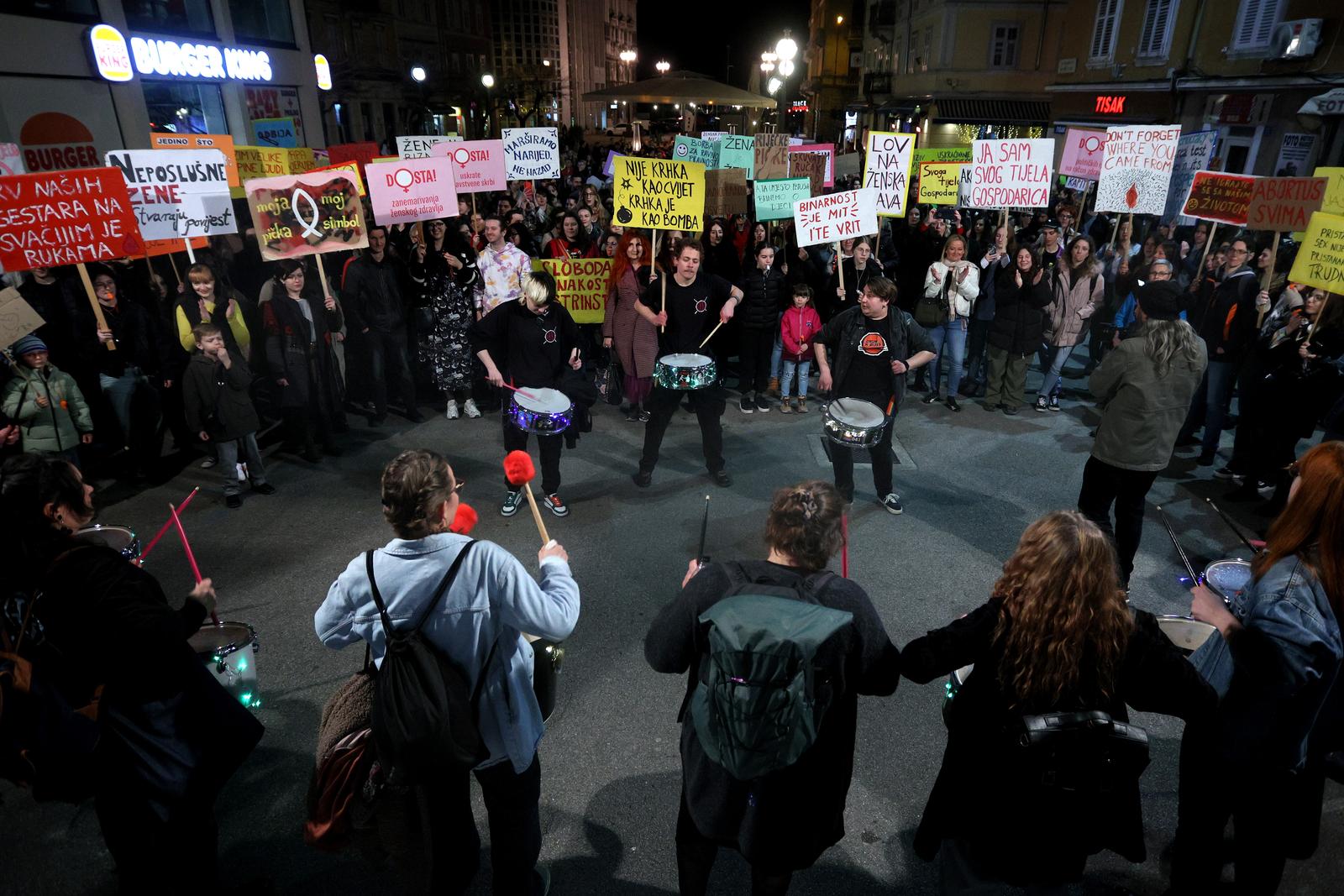 U Rijeci održan Noćni marž povodom Međunarodnog dana žena U Rijeci održan Noćni marž povodom Međunarodnog dana žena