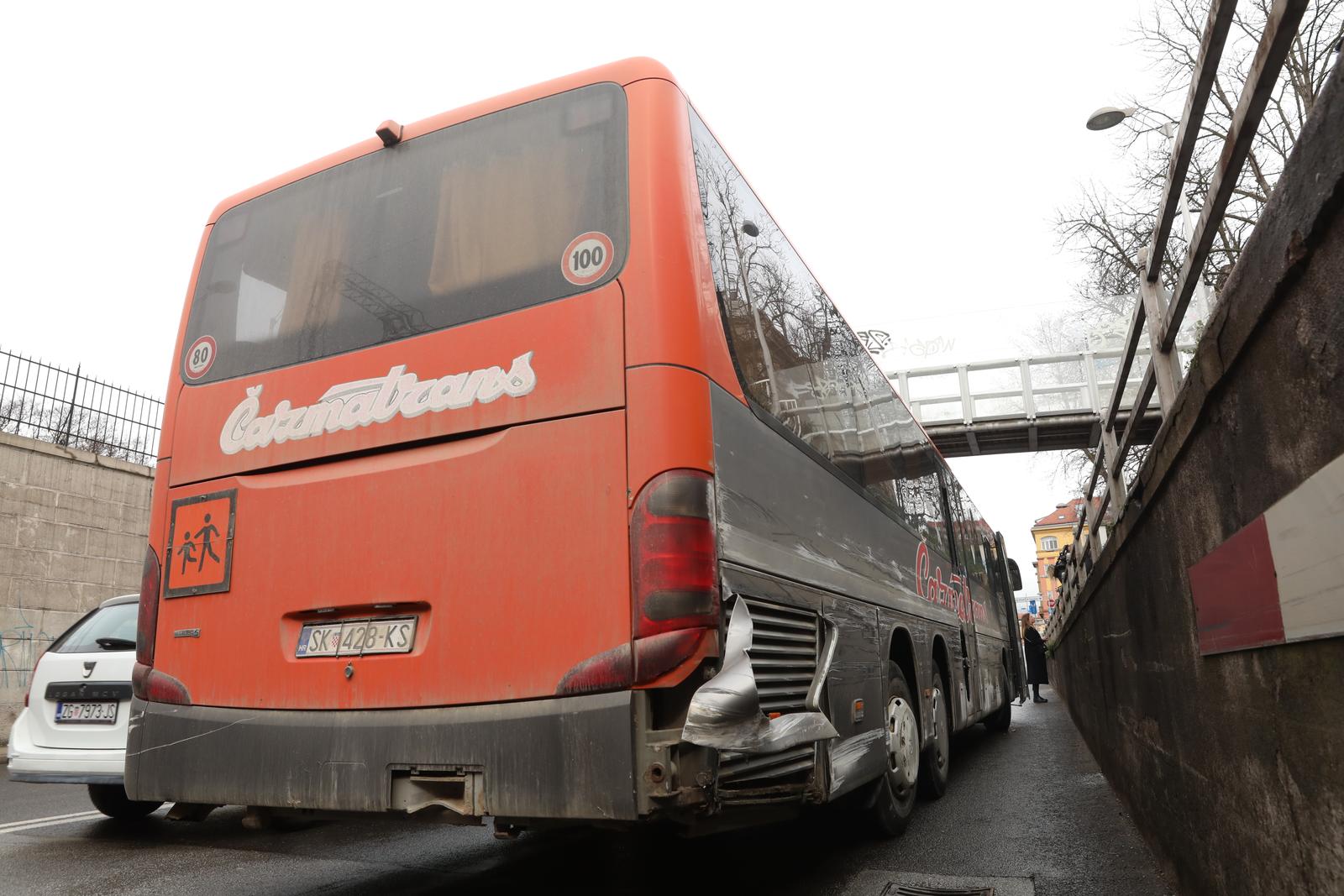 Autobus zaglavio u podvonjaku u Zagrebu