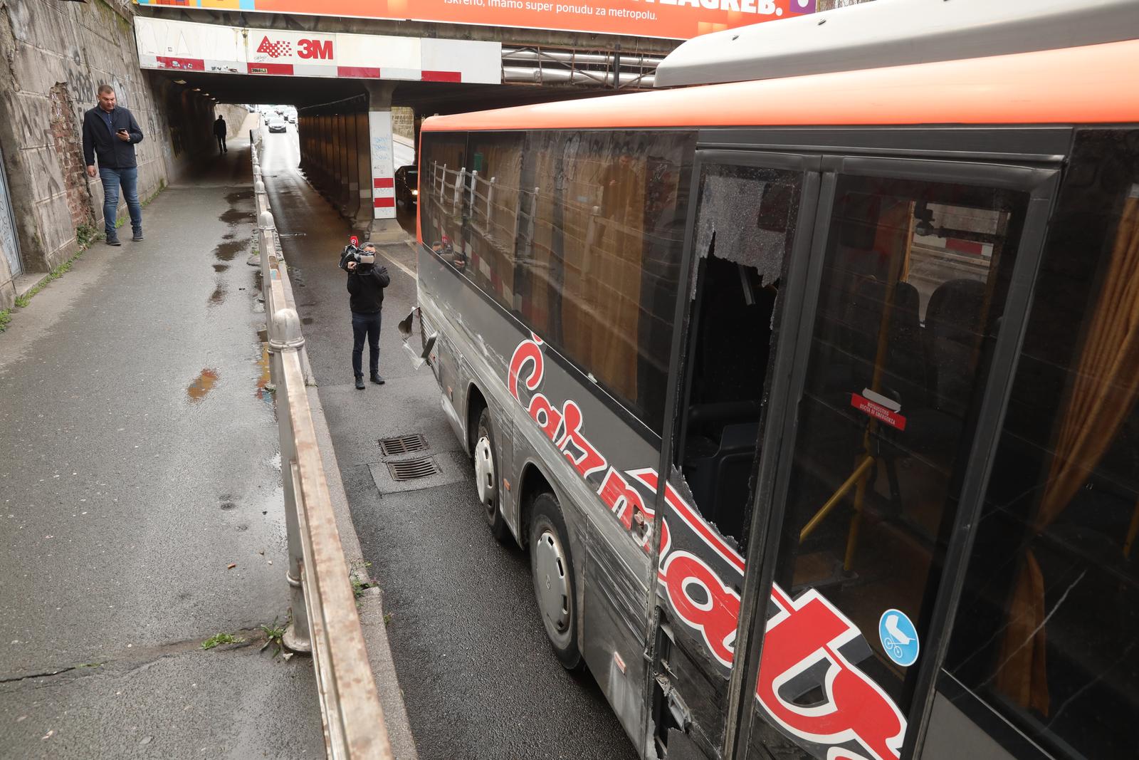 Autobus zaglavio u podvonjaku u Zagrebu