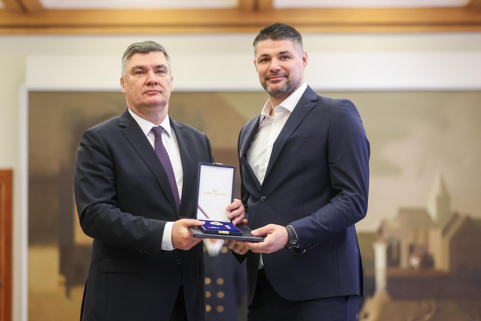 Zagreb: Predsjednik Republike uručio je odlikovanja Hrvatskoj rukometnoj reprezentaciji Zagreb: Predsjednik Republike uručio je odlikovanja Hrvatskoj rukometnoj reprezentaciji