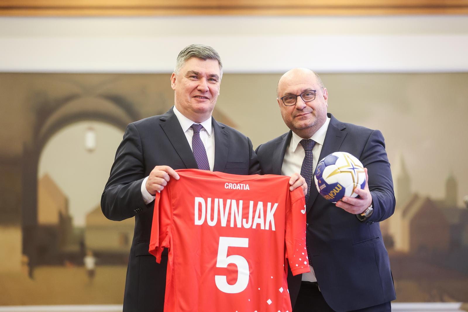 Zagreb: Predsjednik Republike uručio je odlikovanja Hrvatskoj rukometnoj reprezentaciji Zagreb: Predsjednik Republike uručio je odlikovanja Hrvatskoj rukometnoj reprezentaciji