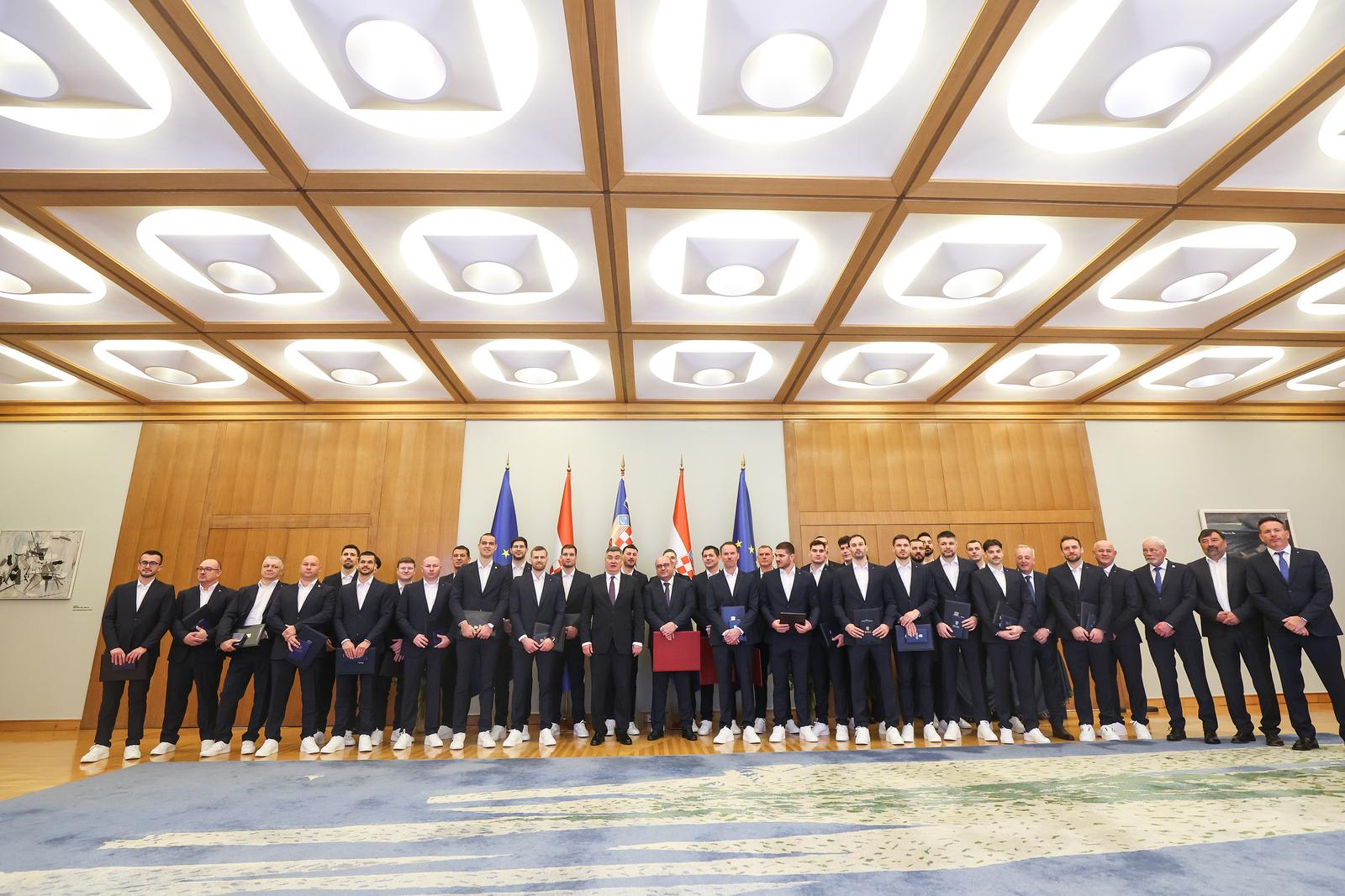 Zagreb: Predsjednik Republike uručio je odlikovanja Hrvatskoj rukometnoj reprezentaciji Zagreb: Predsjednik Republike uručio je odlikovanja Hrvatskoj rukometnoj reprezentaciji