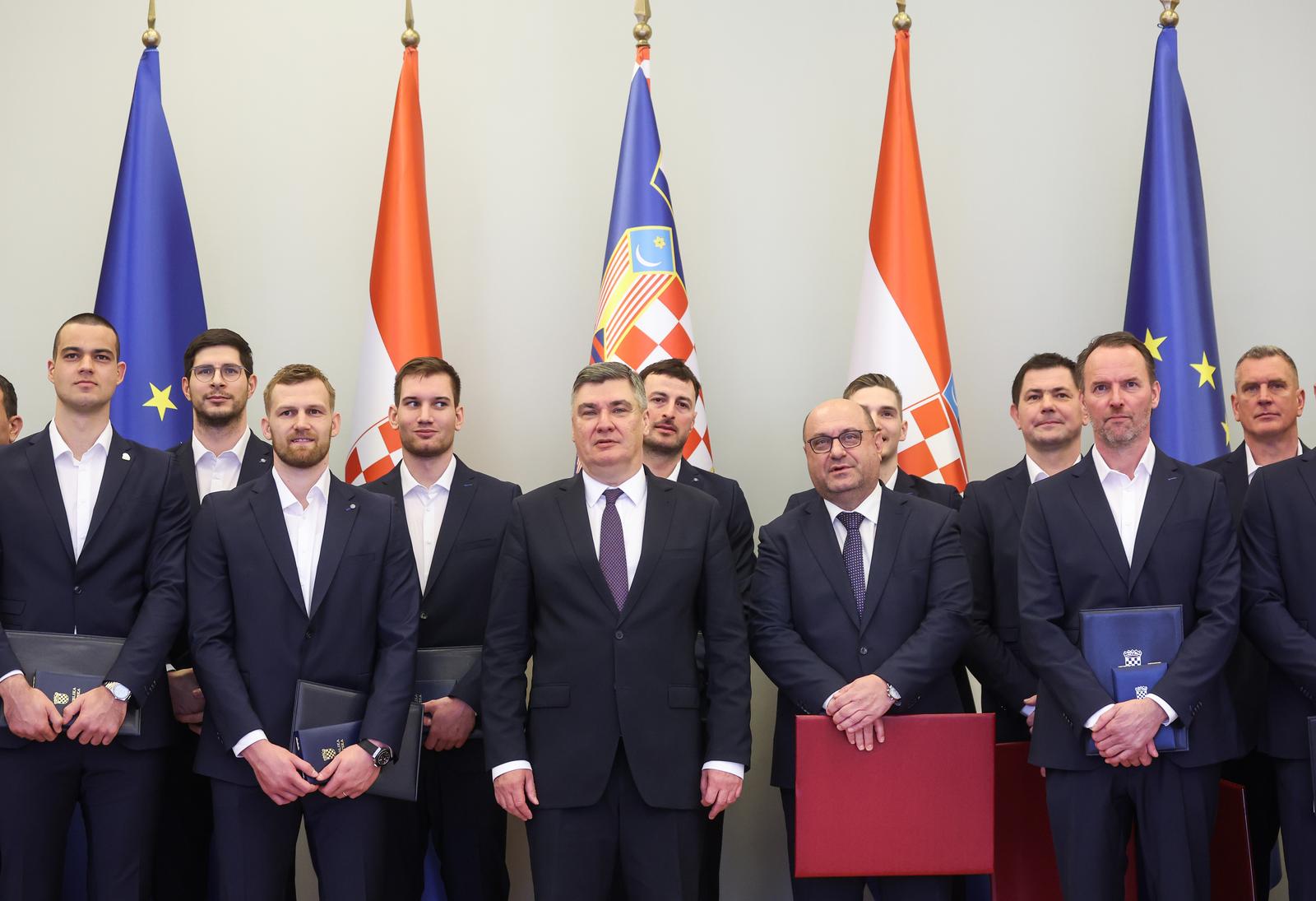 Zagreb: Predsjednik Republike uručio je odlikovanja Hrvatskoj rukometnoj reprezentaciji Zagreb: Predsjednik Republike uručio je odlikovanja Hrvatskoj rukometnoj reprezentaciji