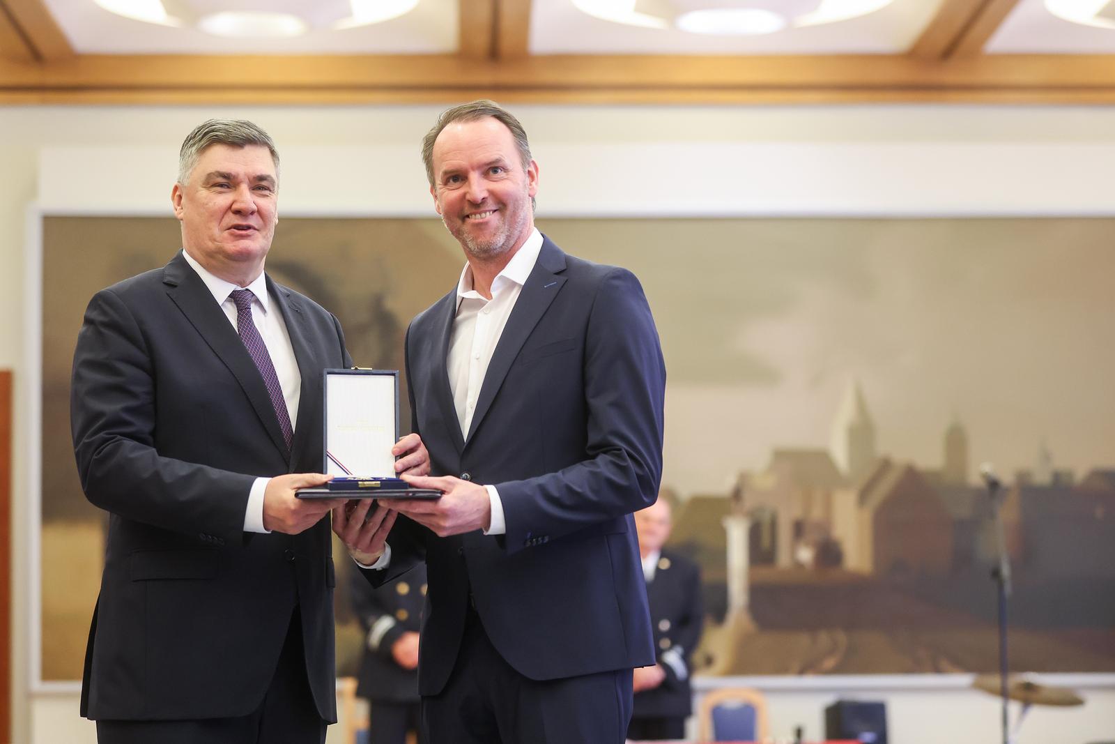 Zagreb: Predsjednik Republike uručio je odlikovanja Hrvatskoj rukometnoj reprezentaciji Zagreb: Predsjednik Republike uručio je odlikovanja Hrvatskoj rukometnoj reprezentaciji