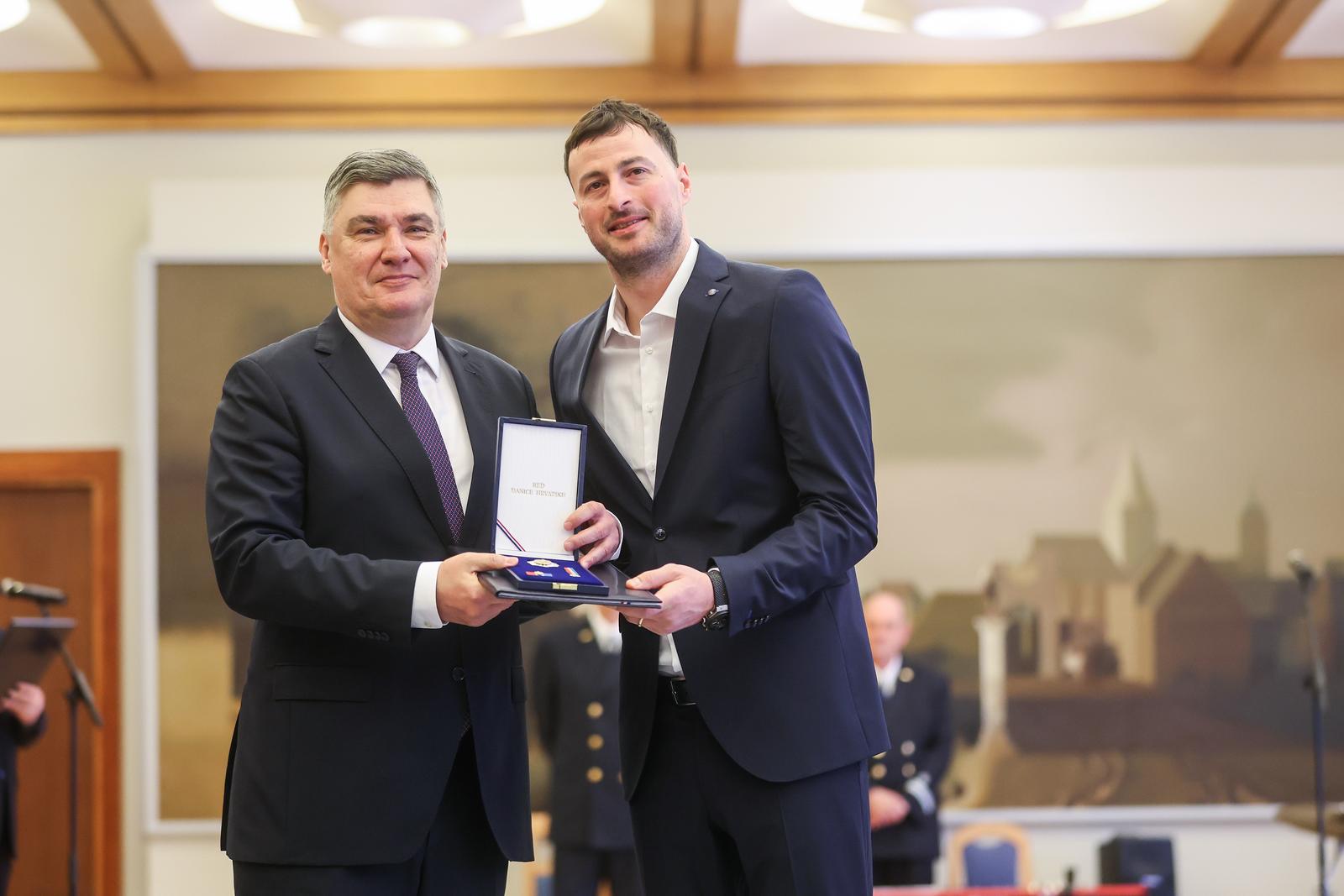 Zagreb: Predsjednik Republike uručio je odlikovanja Hrvatskoj rukometnoj reprezentaciji Zagreb: Predsjednik Republike uručio je odlikovanja Hrvatskoj rukometnoj reprezentaciji