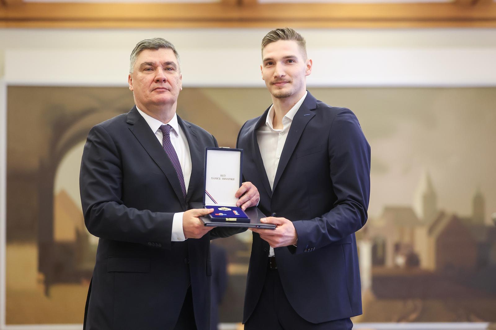 Zagreb: Predsjednik Republike uručio je odlikovanja Hrvatskoj rukometnoj reprezentaciji Zagreb: Predsjednik Republike uručio je odlikovanja Hrvatskoj rukometnoj reprezentaciji