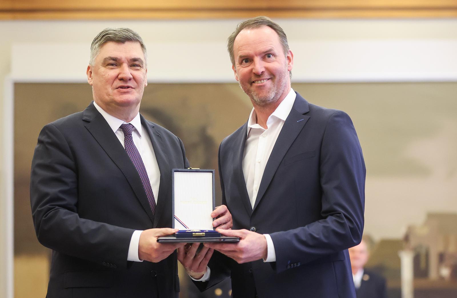 Zagreb: Predsjednik Republike uručio je odlikovanja Hrvatskoj rukometnoj reprezentaciji Zagreb: Predsjednik Republike uručio je odlikovanja Hrvatskoj rukometnoj reprezentaciji