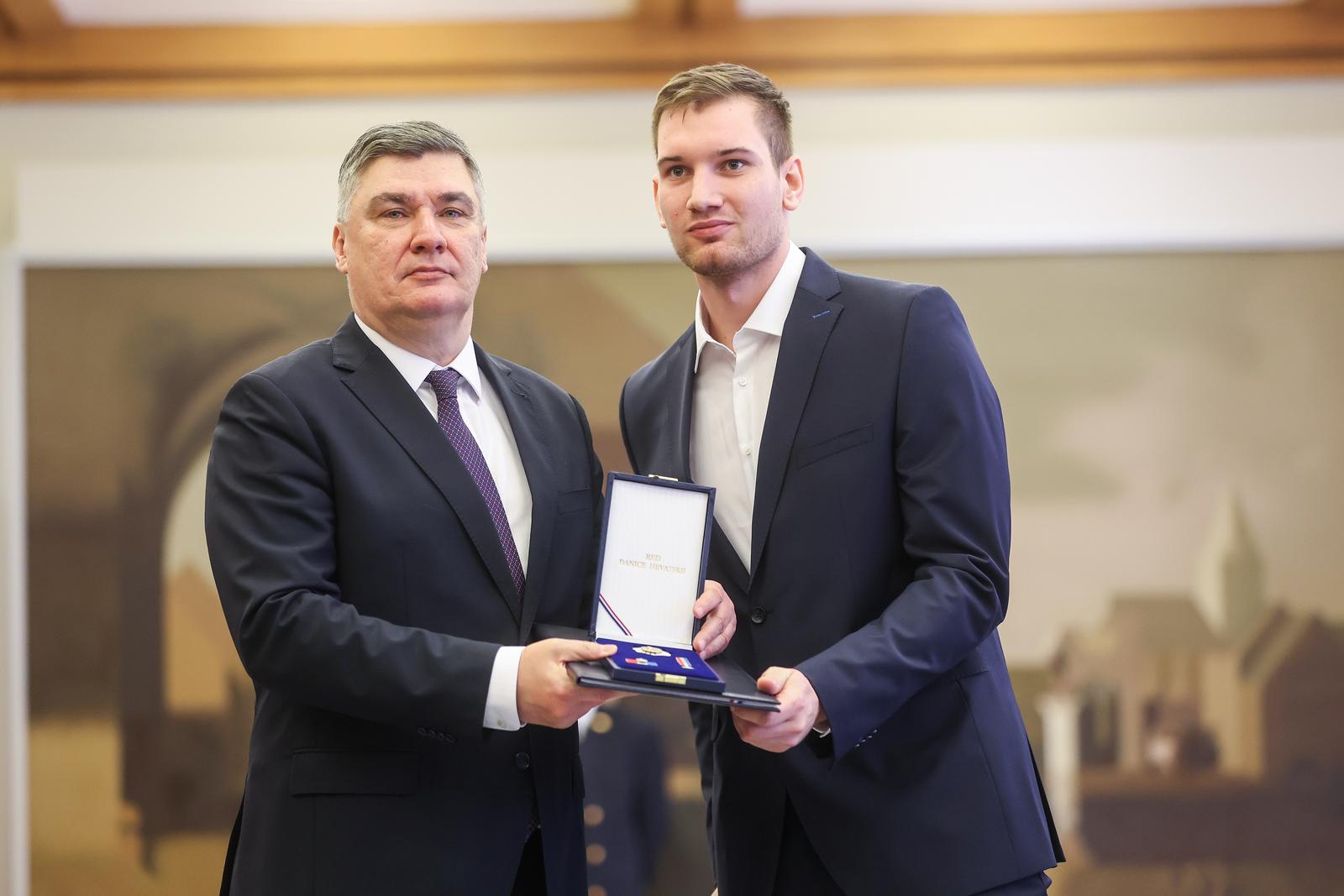 Zagreb: Predsjednik Republike uručio je odlikovanja Hrvatskoj rukometnoj reprezentaciji Zagreb: Predsjednik Republike uručio je odlikovanja Hrvatskoj rukometnoj reprezentaciji