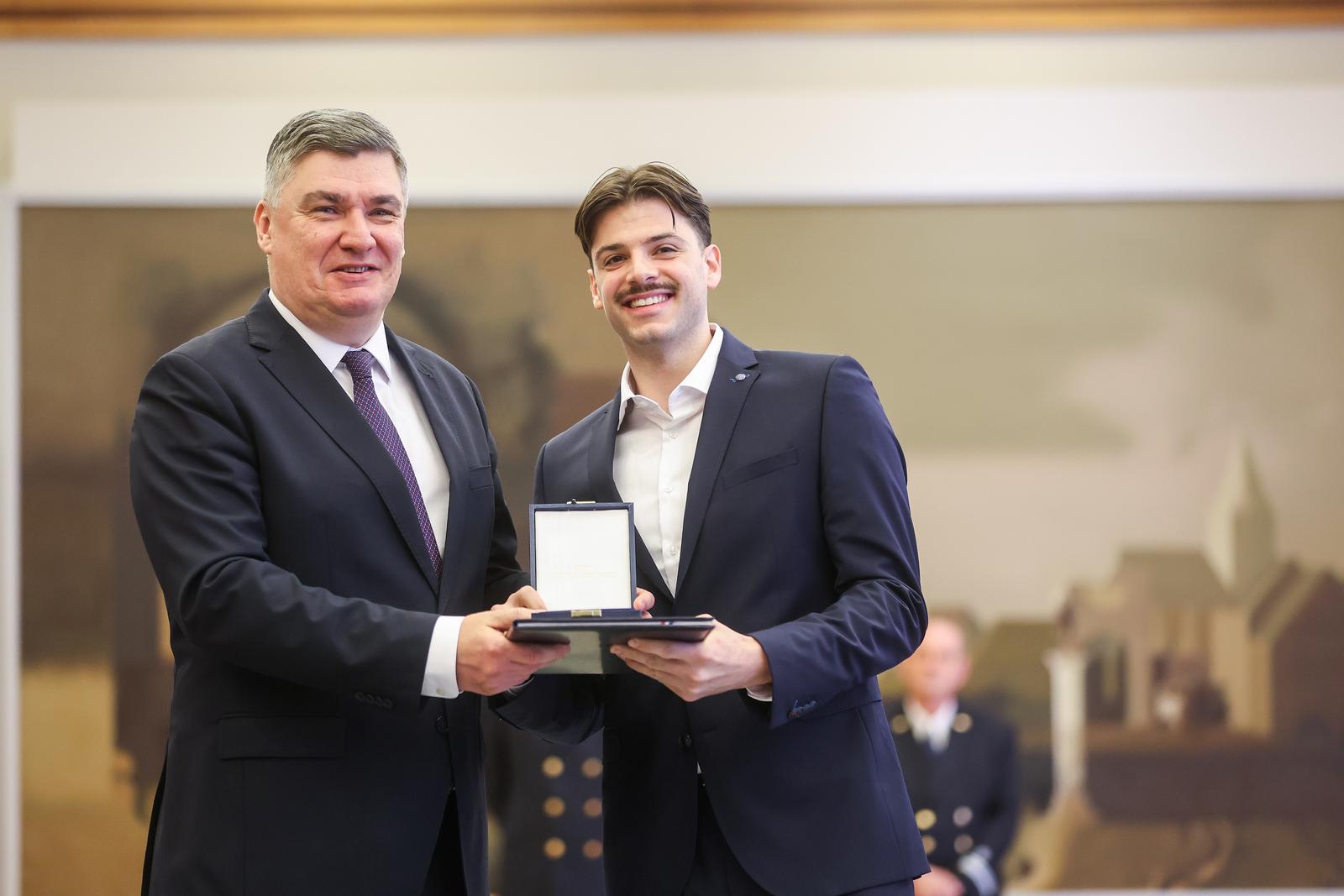 Zagreb: Predsjednik Republike uručio je odlikovanja Hrvatskoj rukometnoj reprezentaciji Zagreb: Predsjednik Republike uručio je odlikovanja Hrvatskoj rukometnoj reprezentaciji