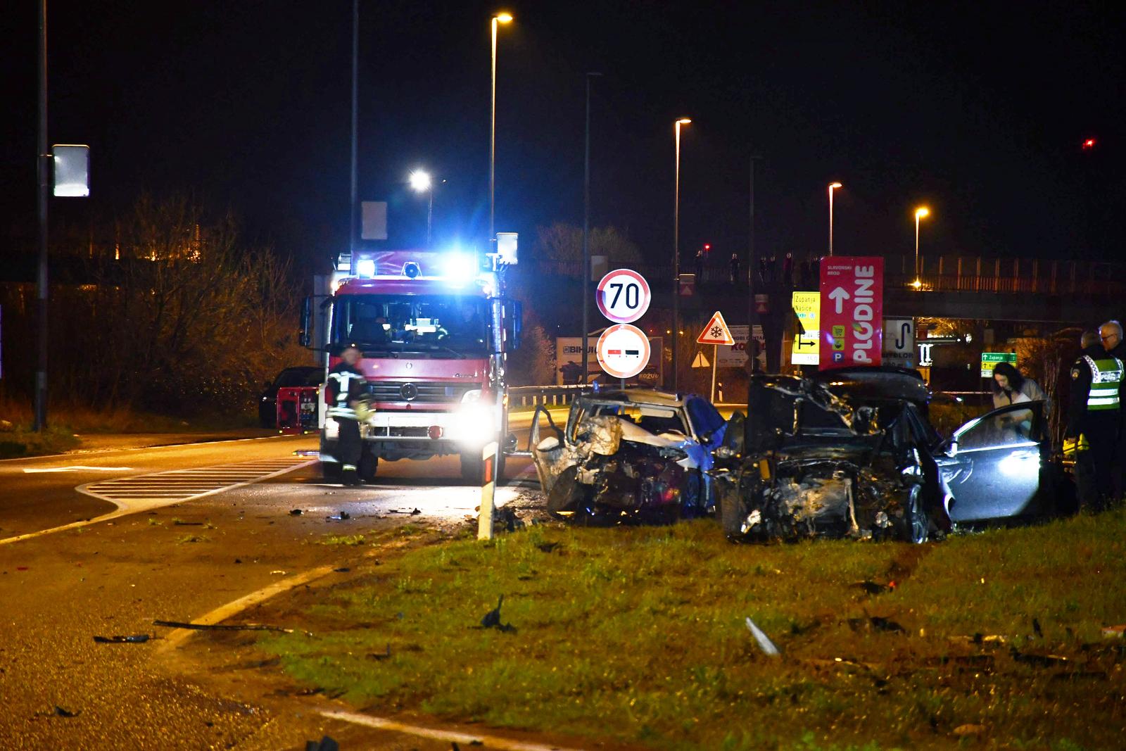 Slavonski Brod: U teškoj prometnoj nesreći smrtno stradale dvije osobe Slavonski Brod: U teškoj prometnoj nesreći smrtno stradale dvije osobe