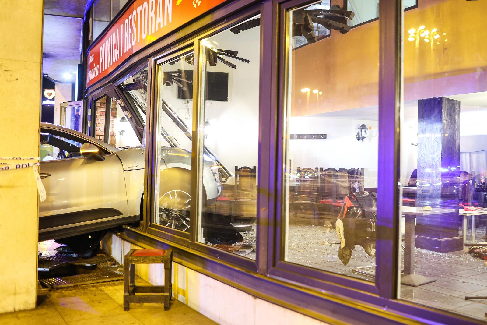 Na križanju Vukovarske i Savske ulice u Zagrebu, sudarila su se dva automobila, jedan završio u restoranu Na križanju Vukovarske i Savske ulice u Zagrebu, sudarila su se dva automobila, jedan završio u restoranu