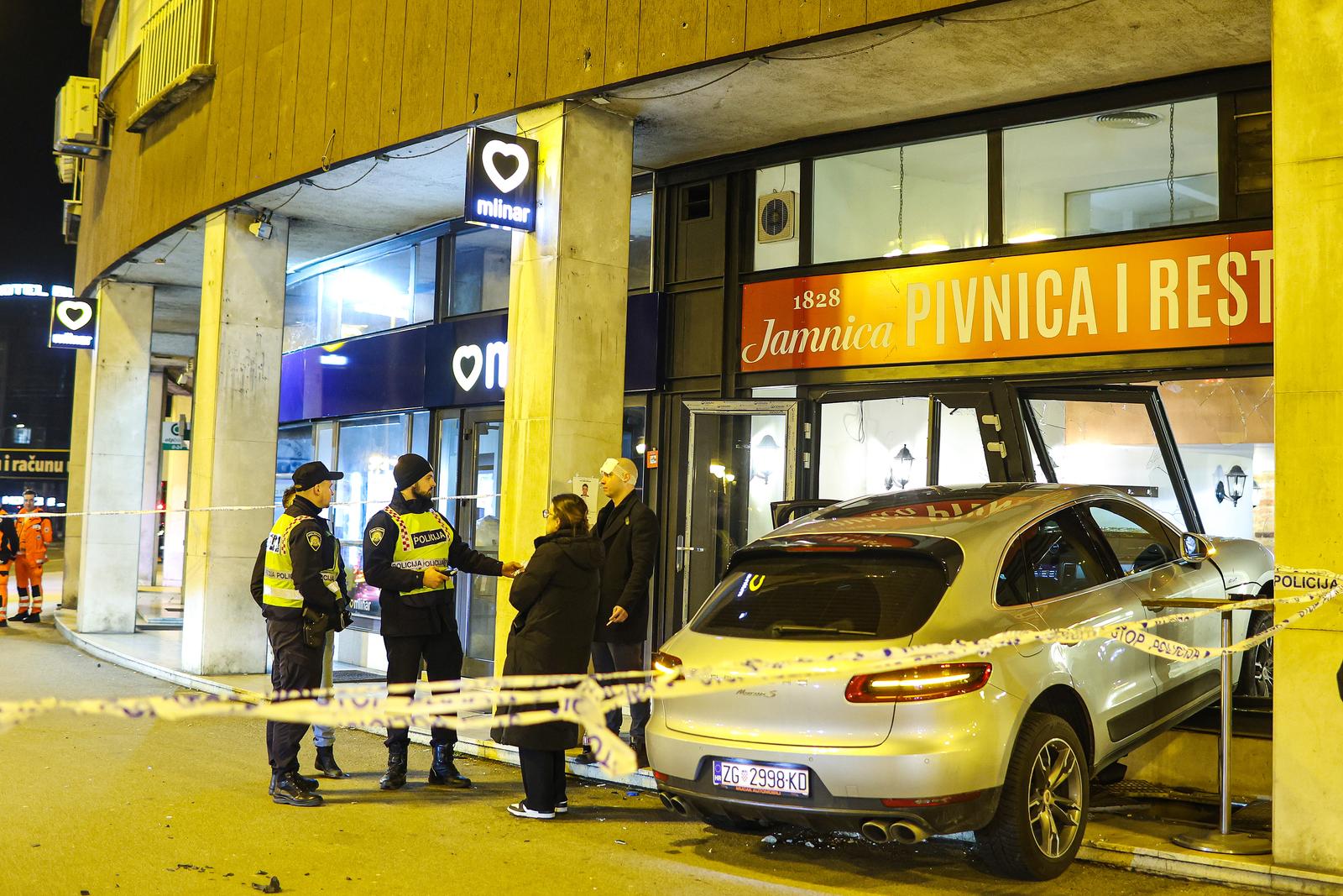 Na križanju Vukovarske i Savske ulice u Zagrebu, sudarila su se dva automobila, jedan završio u restoranu Na križanju Vukovarske i Savske ulice u Zagrebu, sudarila su se dva automobila, jedan završio u restoranu