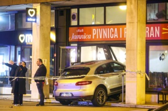 Na križanju Vukovarske i Savske ulice u Zagrebu, sudarila su se dva automobila, jedan završio u restoranu Na križanju Vukovarske i Savske ulice u Zagrebu, sudarila su se dva automobila, jedan završio u restoranu