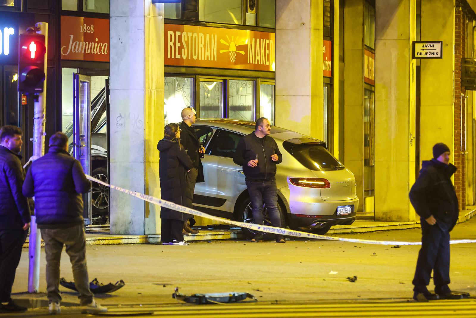 Na križanju Vukovarske i Savske ulice u Zagrebu, sudarila su se dva automobila, jedan završio u restoranu Na križanju Vukovarske i Savske ulice u Zagrebu, sudarila su se dva automobila, jedan završio u restoranu