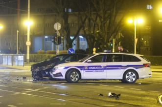 Na križanju Vukovarske i Savske ulice u Zagrebu, sudarila su se dva automobila, jedan završio u restoranu Na križanju Vukovarske i Savske ulice u Zagrebu, sudarila su se dva automobila, jedan završio u restoranu