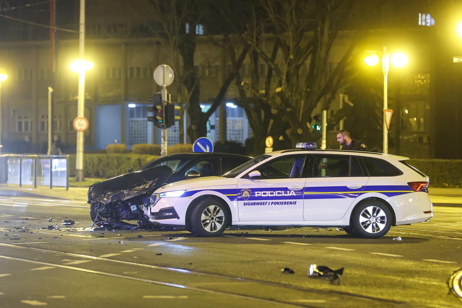 Na križanju Vukovarske i Savske ulice u Zagrebu, sudarila su se dva automobila, jedan završio u restoranu Na križanju Vukovarske i Savske ulice u Zagrebu, sudarila su se dva automobila, jedan završio u restoranu