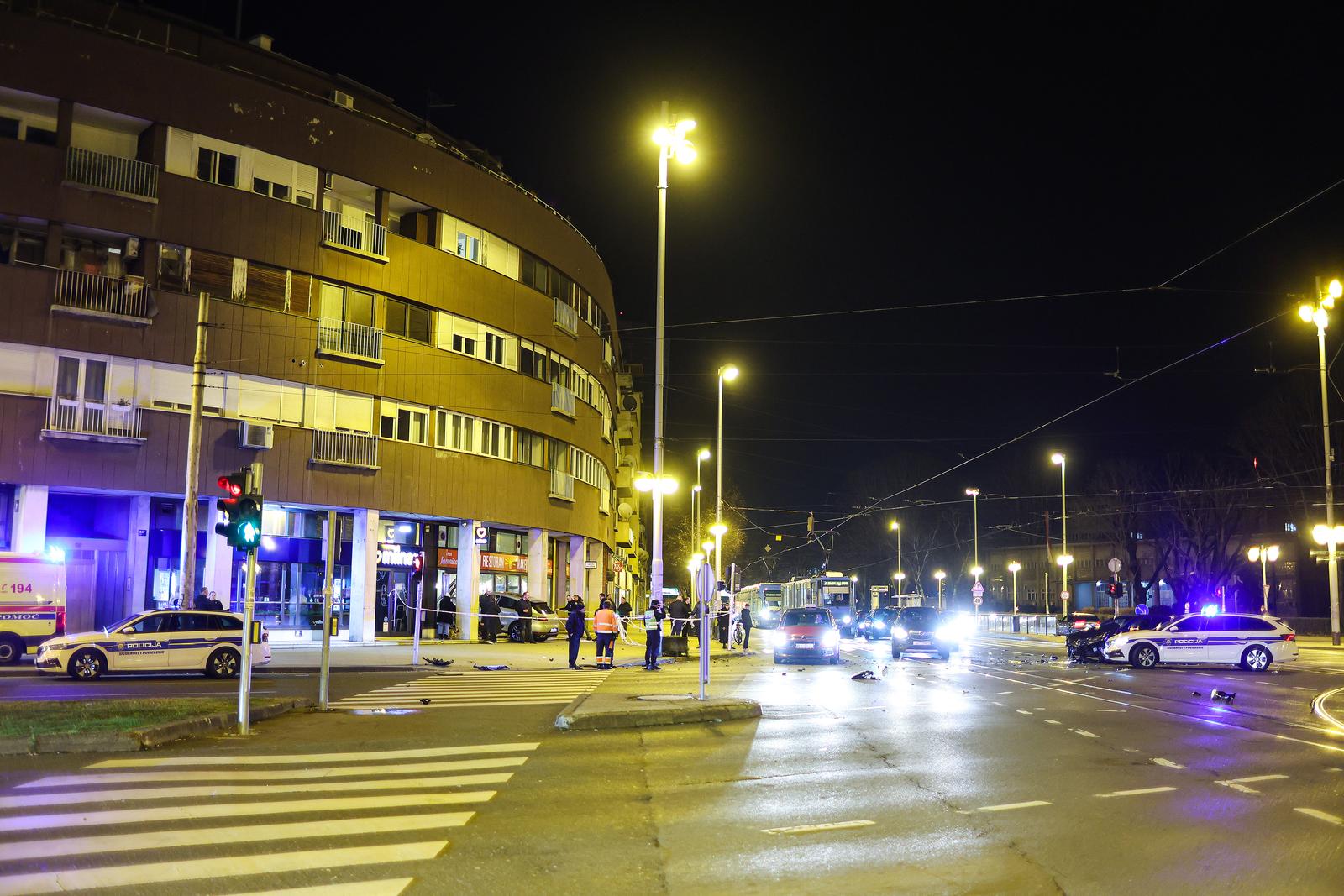 Na križanju Vukovarske i Savske ulice u Zagrebu, sudarila su se dva automobila, jedan završio u restoranu Na križanju Vukovarske i Savske ulice u Zagrebu, sudarila su se dva automobila, jedan završio u restoranu