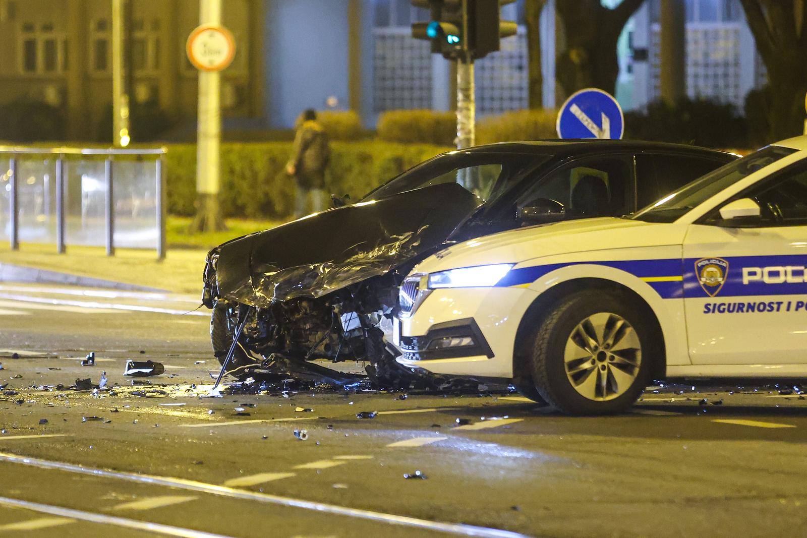 Na križanju Vukovarske i Savske ulice u Zagrebu, sudarila su se dva automobila, jedan završio u restoranu Na križanju Vukovarske i Savske ulice u Zagrebu, sudarila su se dva automobila, jedan završio u restoranu