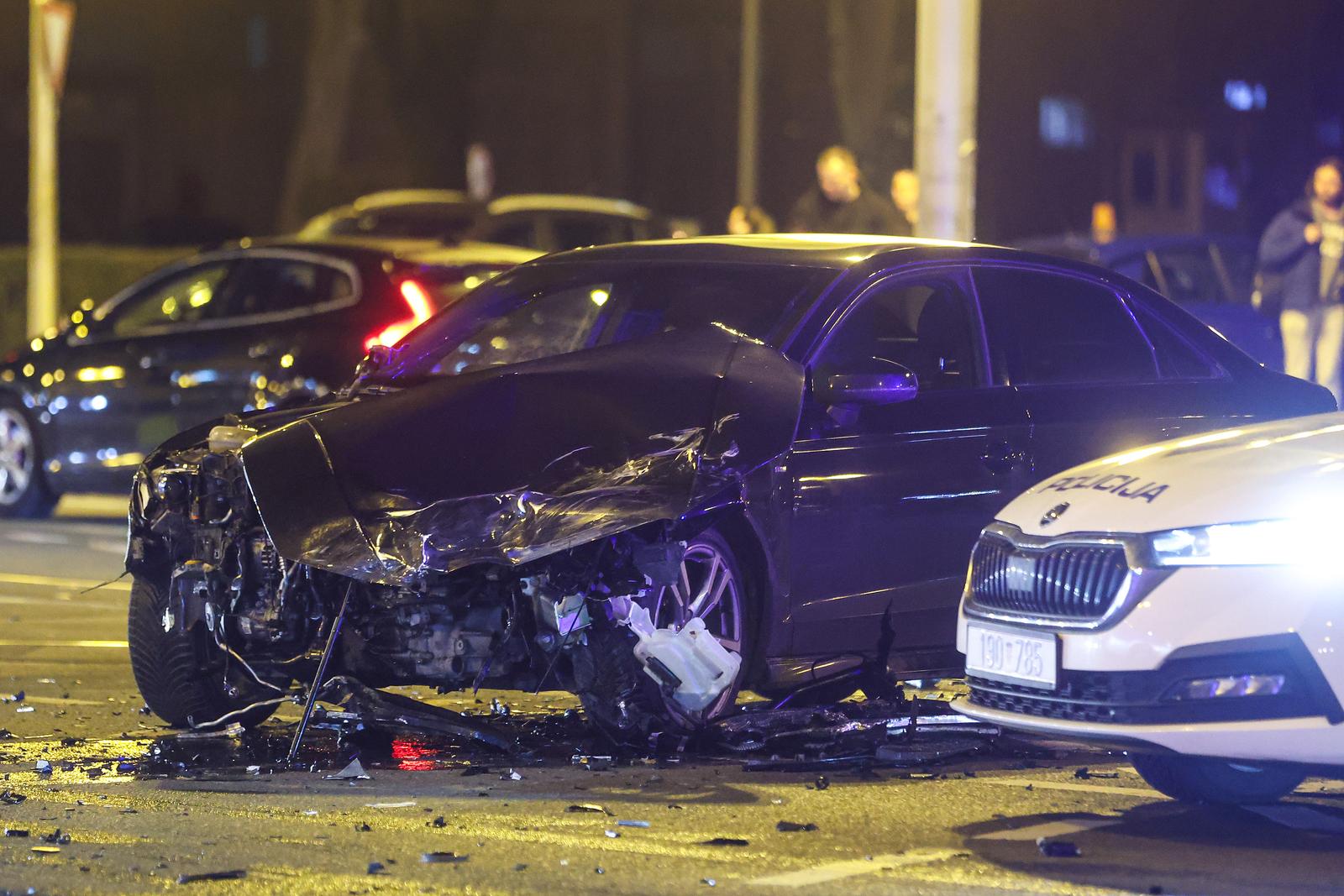 Na križanju Vukovarske i Savske ulice u Zagrebu, sudarila su se dva automobila, jedan završio u restoranu Na križanju Vukovarske i Savske ulice u Zagrebu, sudarila su se dva automobila, jedan završio u restoranu