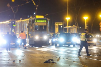 Na križanju Vukovarske i Savske ulice u Zagrebu, sudarila su se dva automobila, jedan završio u restoranu Na križanju Vukovarske i Savske ulice u Zagrebu, sudarila su se dva automobila, jedan završio u restoranu
