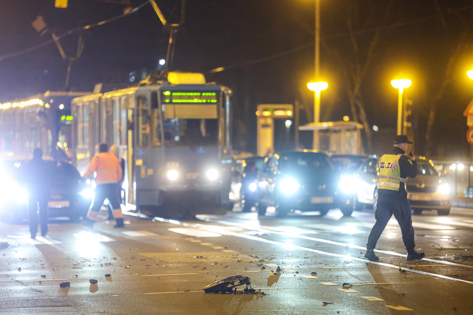 Na križanju Vukovarske i Savske ulice u Zagrebu, sudarila su se dva automobila, jedan završio u restoranu Na križanju Vukovarske i Savske ulice u Zagrebu, sudarila su se dva automobila, jedan završio u restoranu