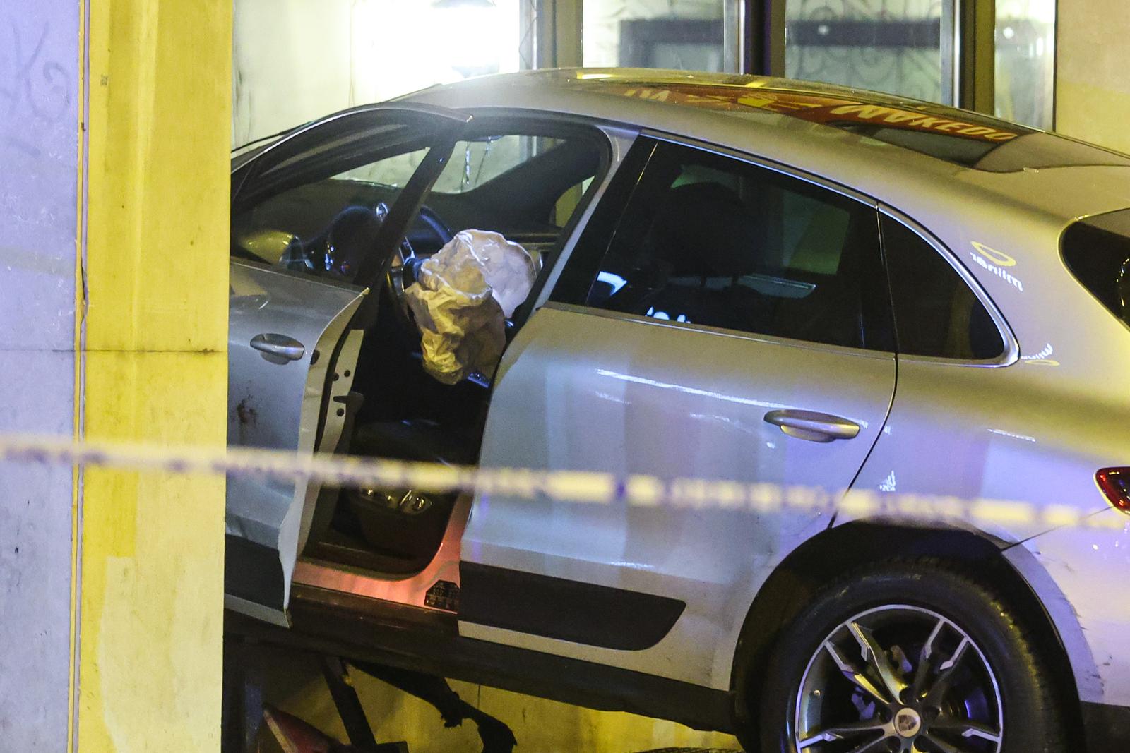 Na križanju Vukovarske i Savske ulice u Zagrebu, sudarila su se dva automobila, jedan završio u restoranu Na križanju Vukovarske i Savske ulice u Zagrebu, sudarila su se dva automobila, jedan završio u restoranu