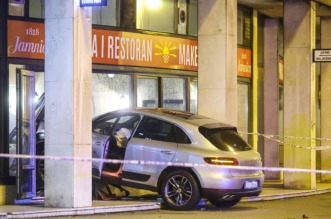 Na križanju Vukovarske i Savske ulice u Zagrebu, sudarila su se dva automobila, jedan završio u restoranu Na križanju Vukovarske i Savske ulice u Zagrebu, sudarila su se dva automobila, jedan završio u restoranu