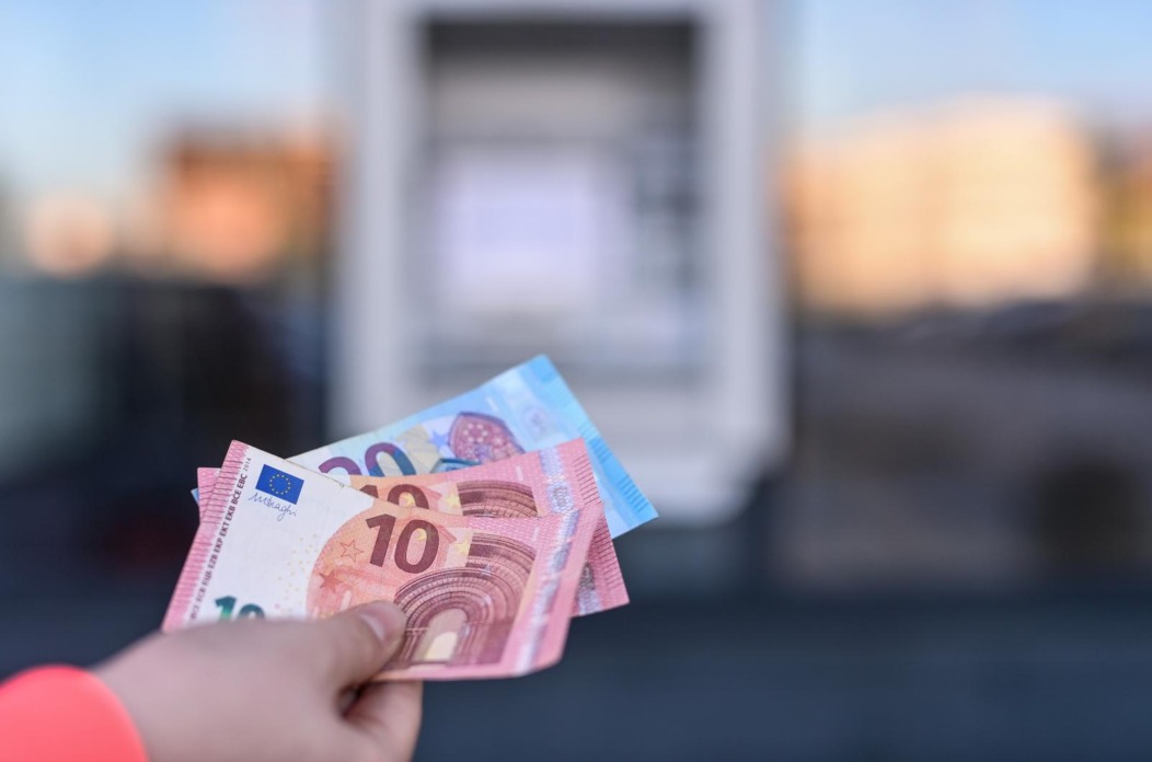 Od 1. siječnja euro postaje službena valuta u Hrvatskoj i nakon 29 godina zamijenit će kunu Od 1. siječnja euro postaje službena valuta u Hrvatskoj i nakon 29 godina zamijenit će kunu