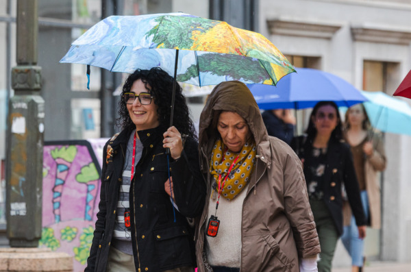 Ilustrativna Korzo kiša turisti-4177